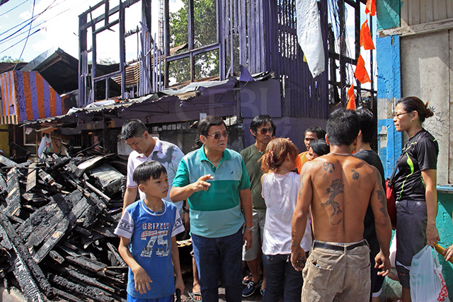 SITO AVOCADO LAHUG FIRE AFTERMATH/DEC.27,2015:Acting Cebu City Mayor Edgar Labella talk to resident of sitio Avocado Barangay Lahug who were affected of fire the other day during his visit in the area.(CDN PHOTO/LITO TECSON)